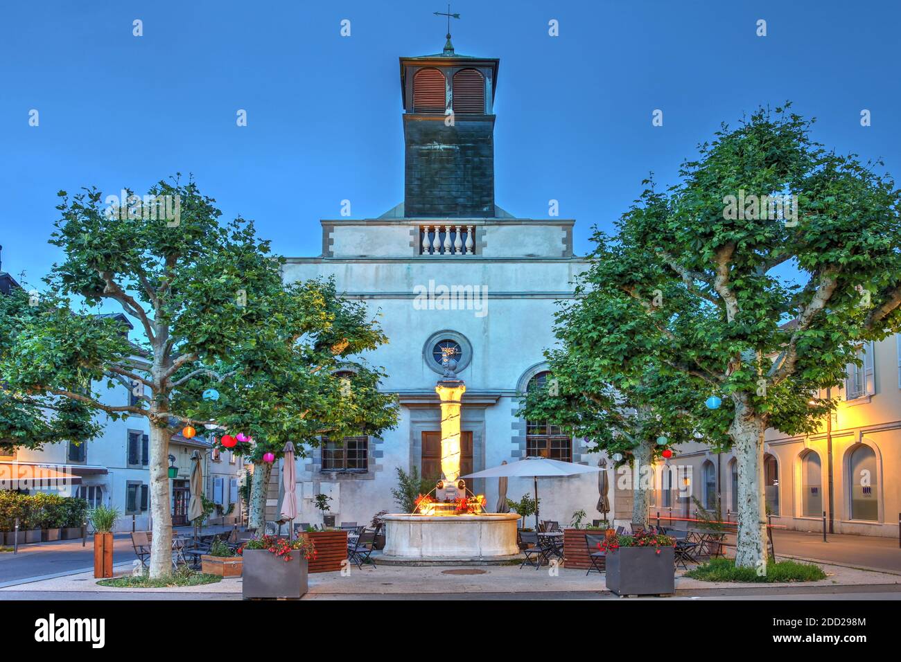 La parrocchia protestante di Carouge, Ginevra, Svizzera, risale al 1822. Costruito in stile neoclassico, l'immagine cattura la facciata posteriore di fronte t Foto Stock