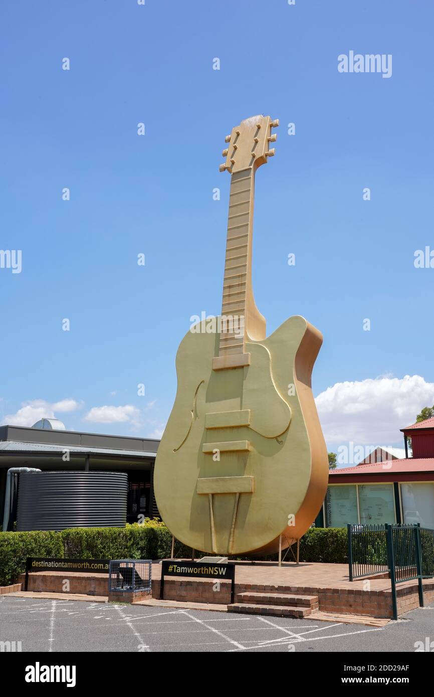 Il simbolo della Big Golden Guitar e l'attrazione turistica in Australia,  casa della musica country, Tamworth, New South Wales Foto stock - Alamy