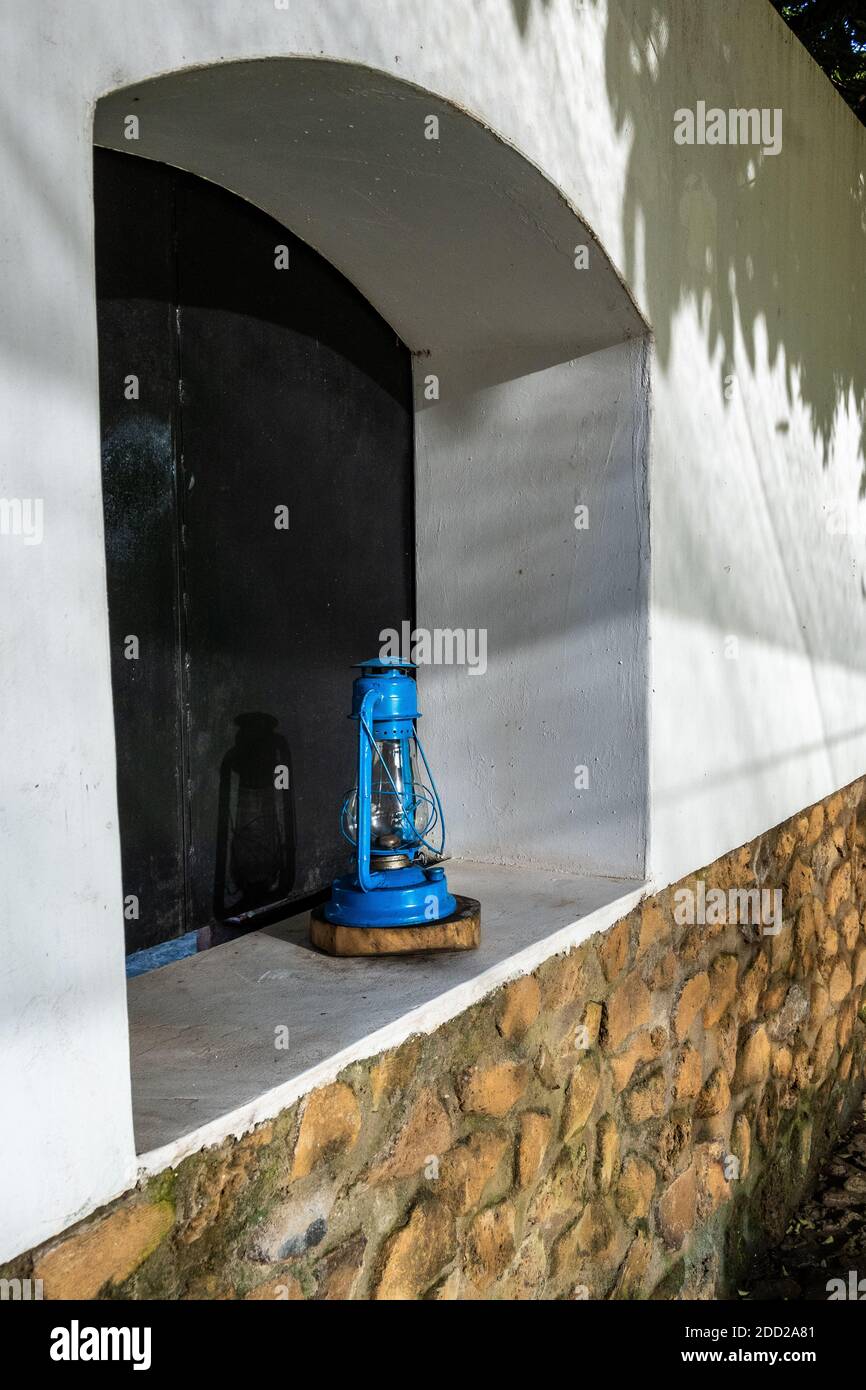 Rustico lanterna blu in una finestra esterna, Arusha, Tanzania Foto Stock