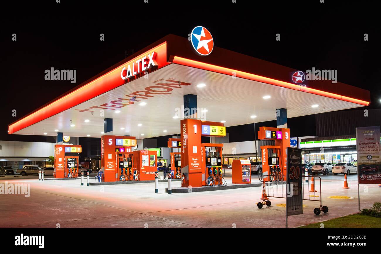 BANGKOK THAILANDIA :- Nov 23, 2020 : STAZIONE DI OLIO DI CALTEX, stazioni di rifornimento rifornimento rifornimento di carburante per le automobili stanno rifornendo alla stazione di benzina Thailandia. Pronto a s Foto Stock