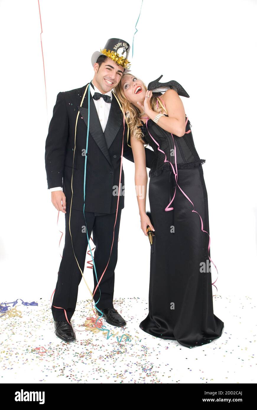 felice coppia dopo una festa di nuovo anno con i documenti solour sul pavimento e senza scarpe Foto Stock