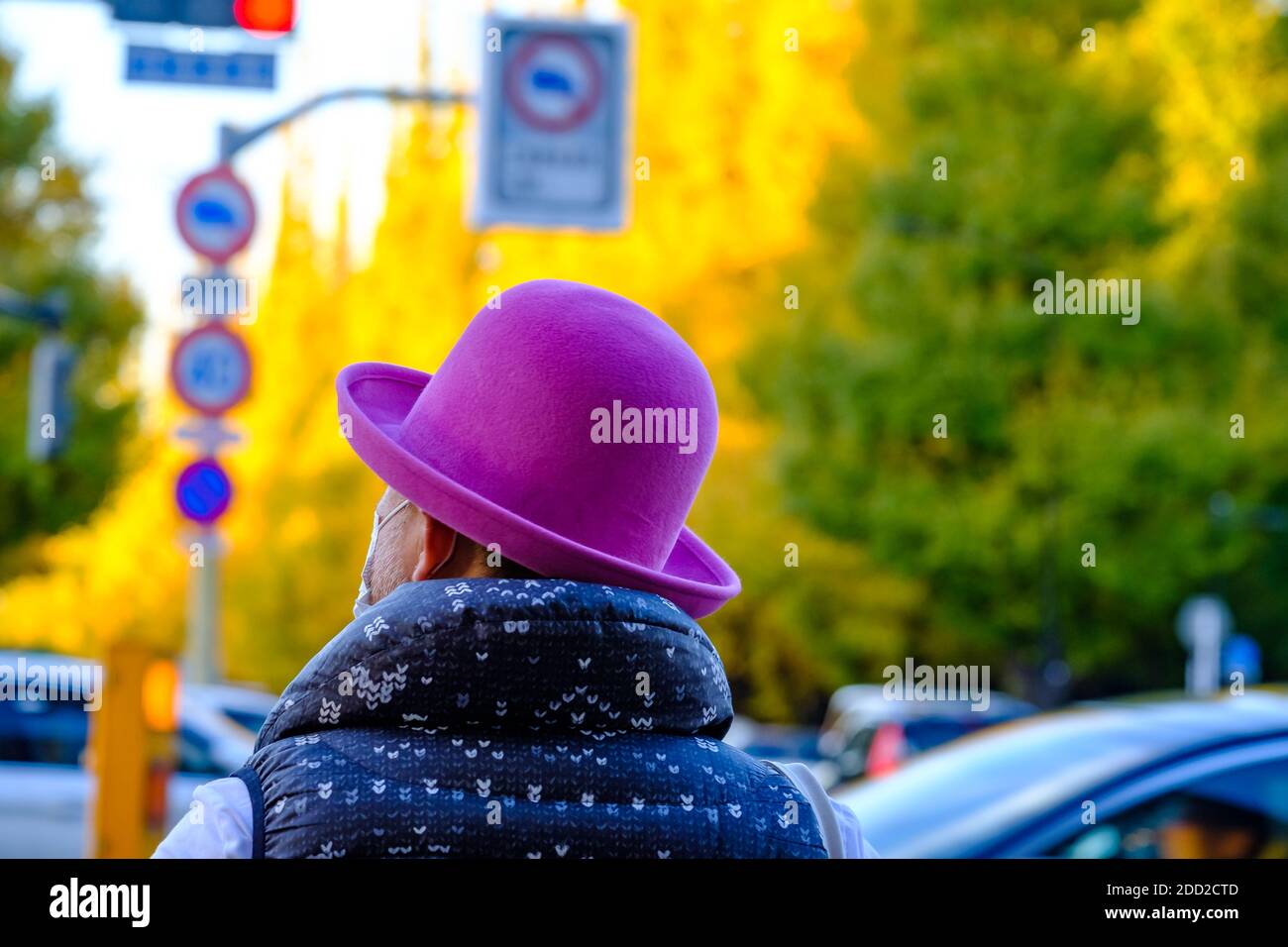 Uomo in un cappello rosa in autunno Foto Stock