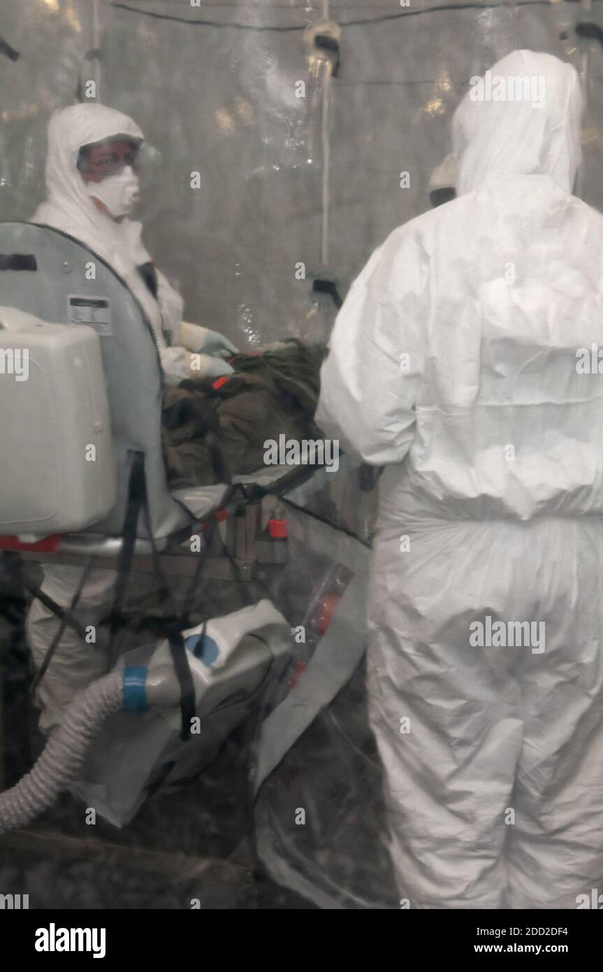 persone mediche con letto di ambulanza per ebola, covid o pandemia Foto Stock