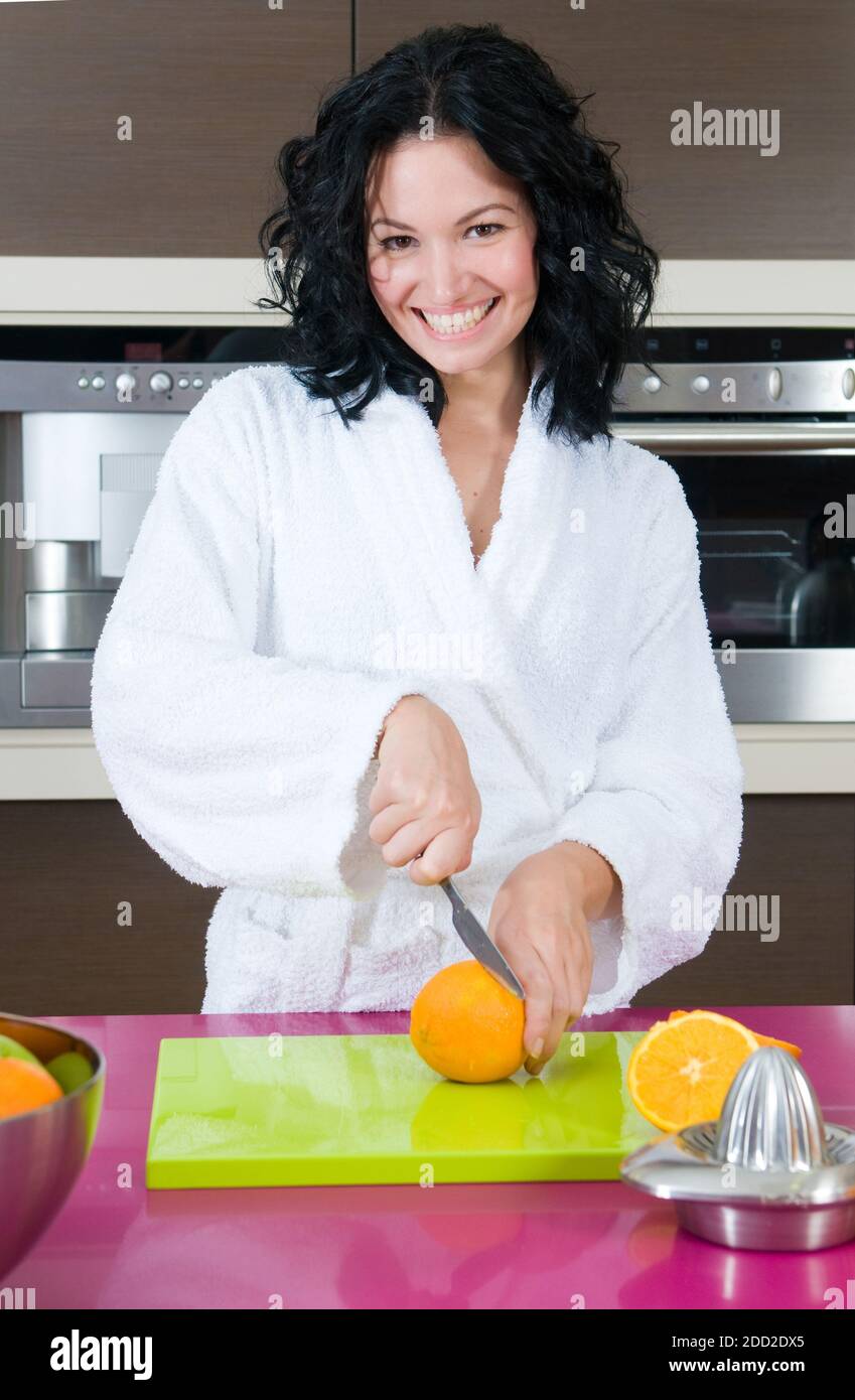 bella donna che ha la colazione in cucina Foto Stock