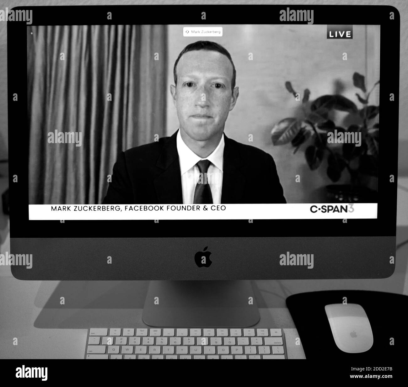 C-SPAN screenshot televisivo del CEO di Facebook Mark Zuckerberg che testimonia a distanza davanti al Comitato giudiziario del Senato degli Stati Uniti il 17 novembre 2020. Foto Stock