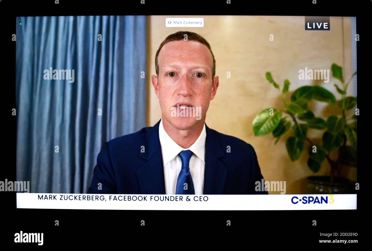 C-SPAN screenshot televisivo del CEO di Facebook Mark Zuckerberg che testimonia a distanza davanti al Comitato giudiziario del Senato degli Stati Uniti il 17 novembre 2020. Foto Stock