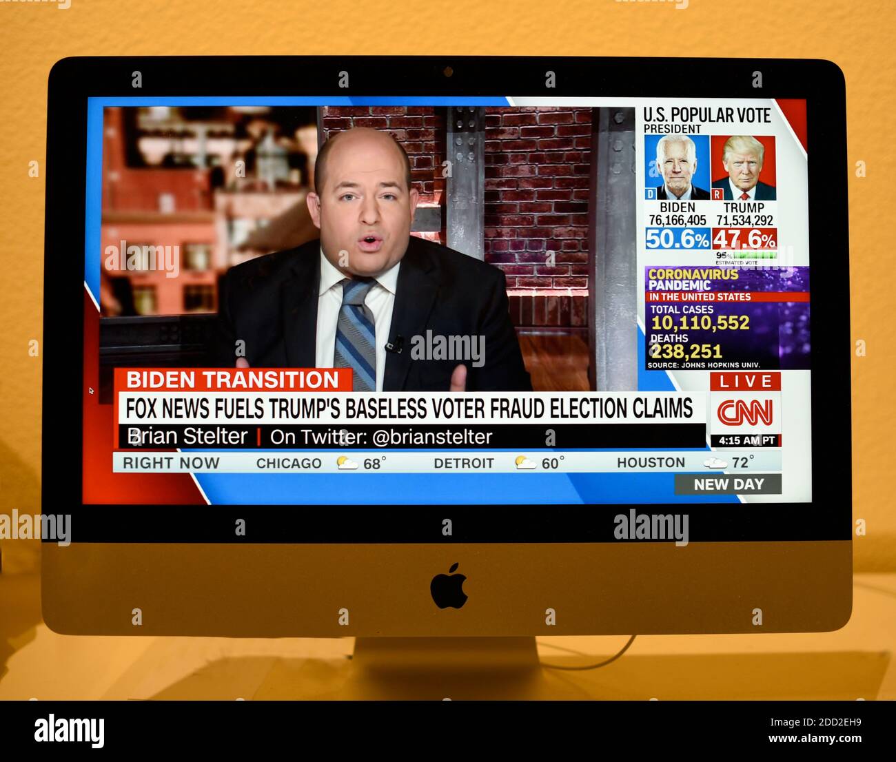 Uno screenshot televisivo del corrispondente di notizie della CNN Brian Stelter che riferisce su Fox News e la sua segnalazione riguardo alla presunta frode elettorale. Foto Stock