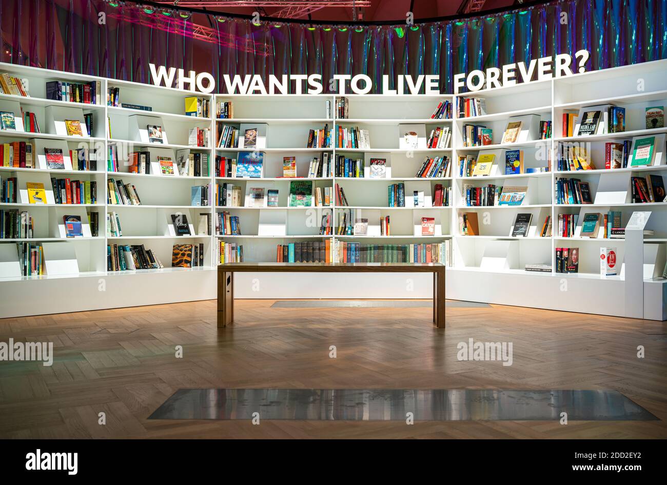 Chi vuole vivere per sempre? Una libreria per ricostruire la civiltà. Il futuro inizia qui lo spettacolo al Victoria and Albert Museum di Londra Foto Stock