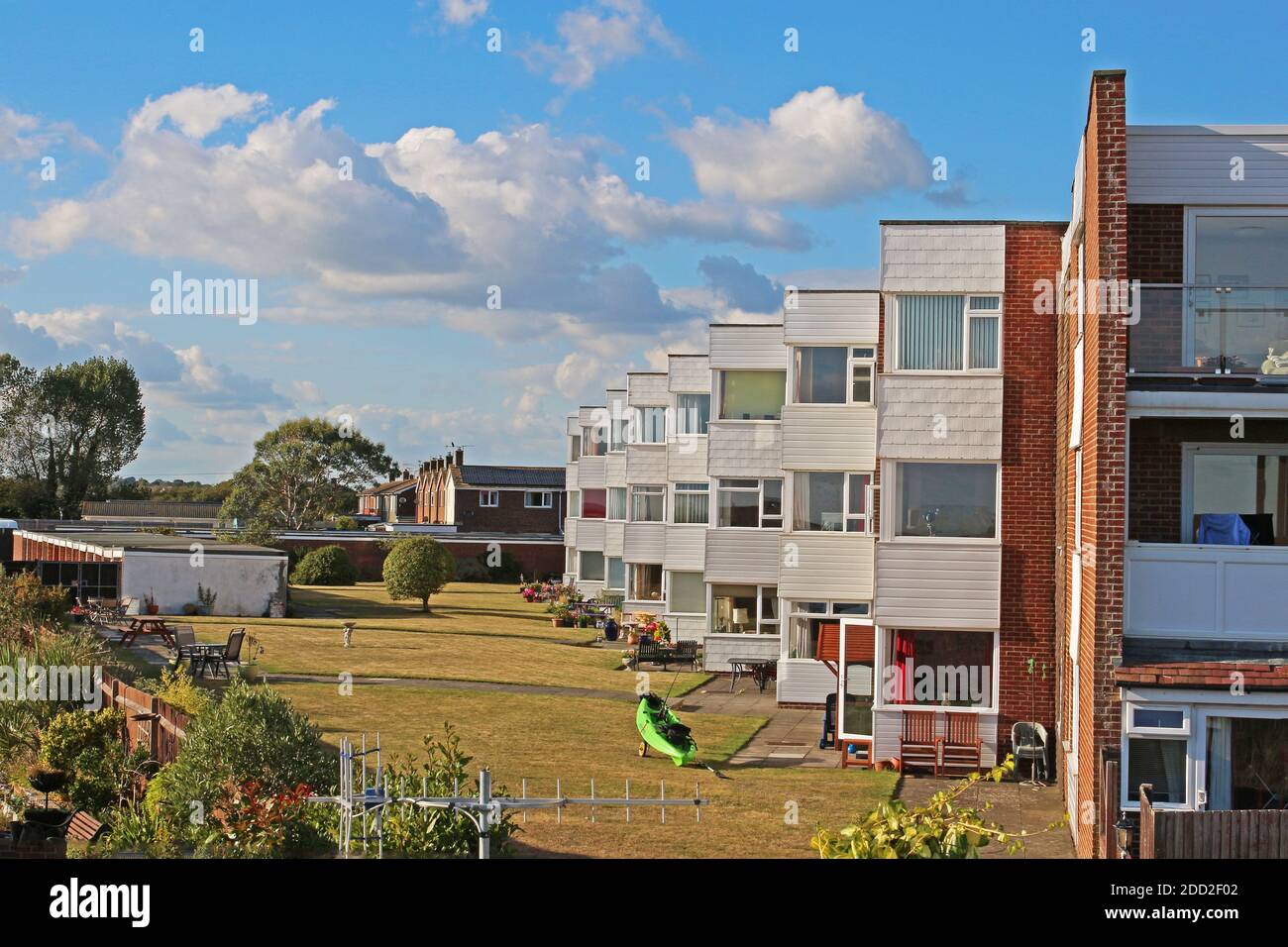 Pevensey Bay, East Sussex, England, U.K. - 10/02/2016. Clarence Court è un blocco di appartamenti sul mare sulla costa meridionale dell'Inghilterra. Foto Stock