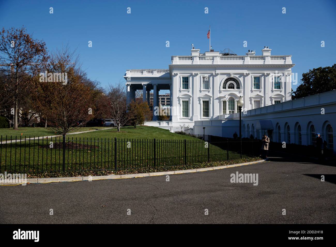 Washington, Stati Uniti. 24 Nov 2020. Foto scattata il 23 novembre 2020 mostra la Casa Bianca a Washington, DC, gli Stati Uniti. L'Amministrazione generale dei servizi degli Stati Uniti (GSA) lunedì ha detto a Joe Biden che è pronto per iniziare il processo formale di transizione presidenziale per lui. Il presidente Donald Trump ha twittato lo stesso giorno in cui ha raccomandato che la GSA "fa quello che deve essere fatto per quanto riguarda i protocolli iniziali", e che ha diretto il suo team a facilitare la transizione di Biden, anche se non ha concesso la sconfitta. Credit: Ting Shen/Xinhua/Alamy Live News Foto Stock