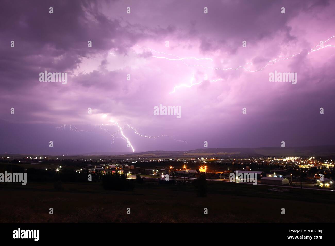 Fulmini colpisce dai cieli tempestosi sul paesaggio urbano. Foto Stock