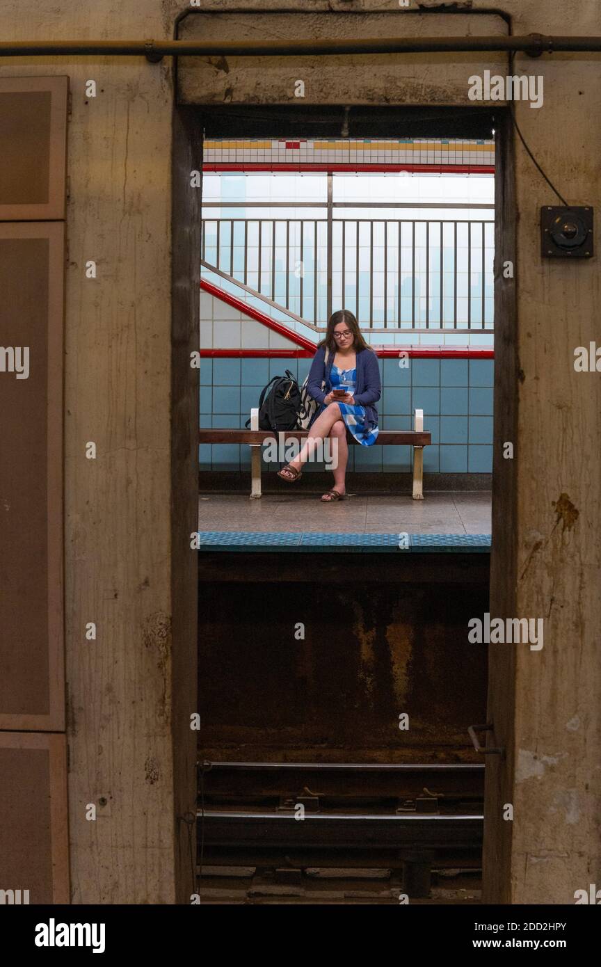 Donna in attesa di treno alla stazione L in Chicago Foto Stock