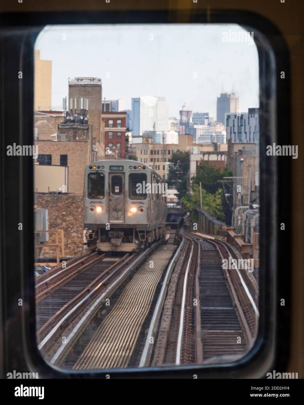 Guardando attraverso la finestra su una macchina del treno sul L treno a Chicago Foto Stock