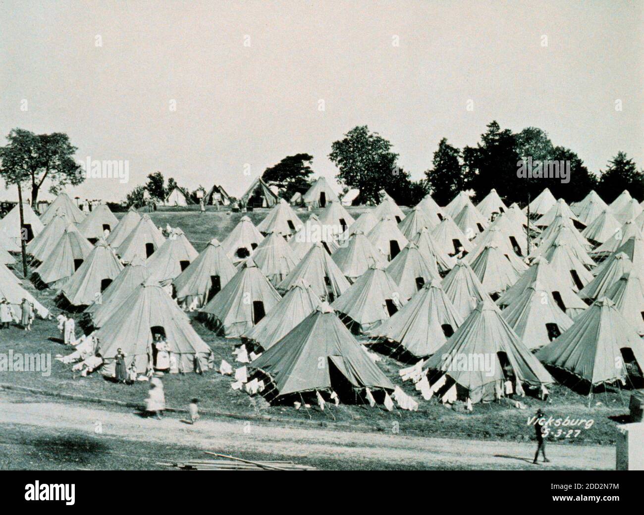 Il Grande diluvio del Mississippi del 1927. Un campo profughi a Vicksburg, Mississippi. Questo era un bel campo su un terreno alto. Molti rifugiati hanno dovuto vivere sugli argini per mesi fino a quando l'acqua non è diminuita. Maggio 1927 Foto Stock