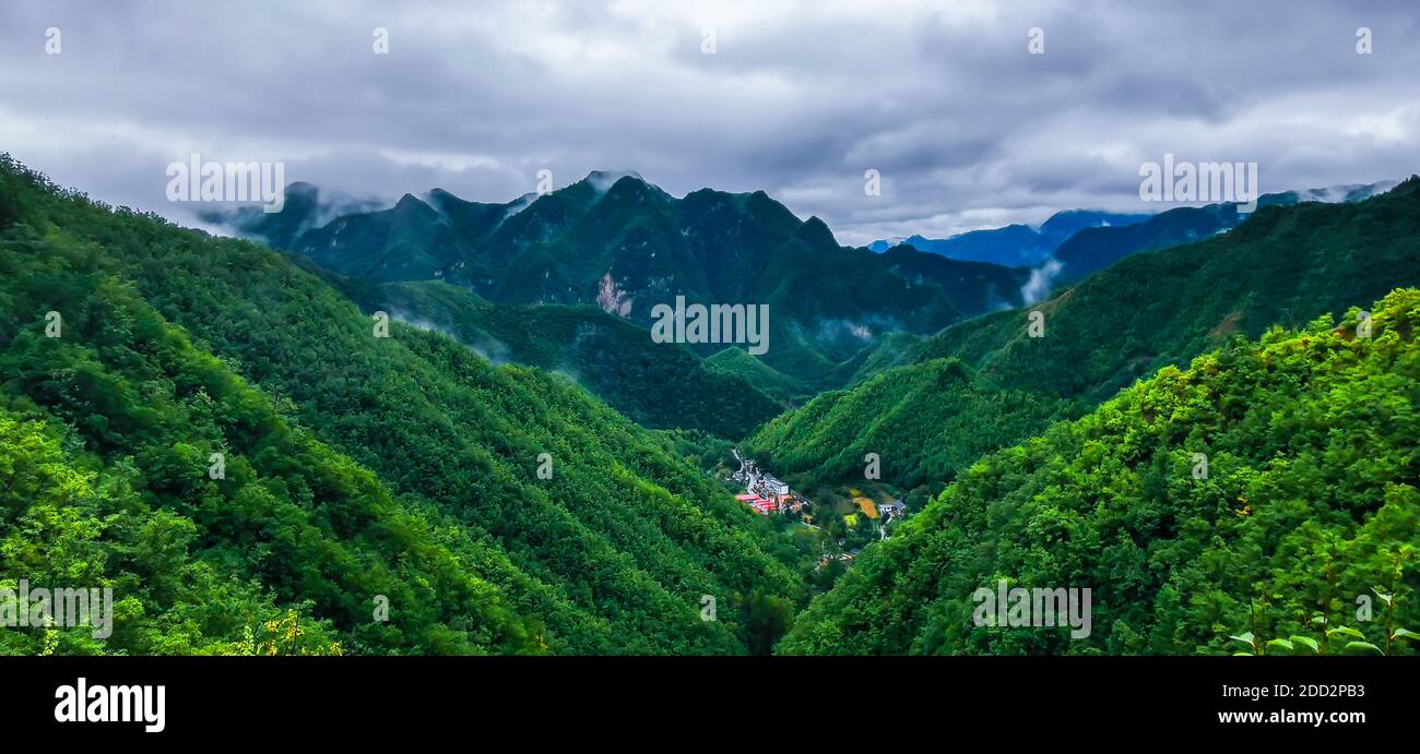 Distretto di Funiu di henan occidentale nella nuvola Foto Stock