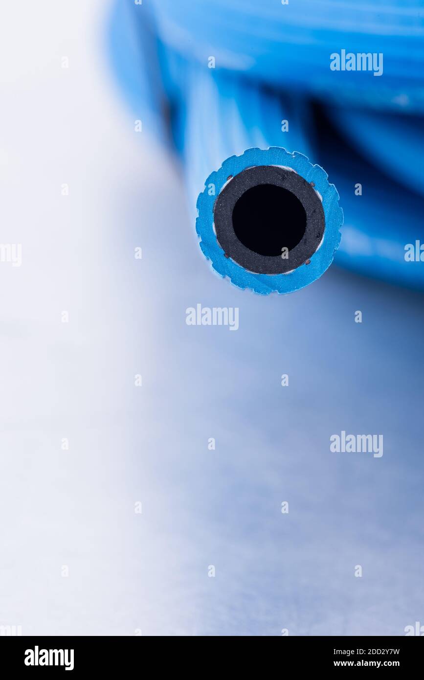 Tubo per ossigeno per applicazioni industriali su fondo metallico grigio Foto Stock