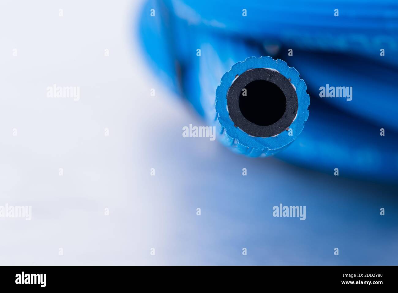 Tubo per ossigeno per applicazioni industriali su fondo metallico grigio Foto Stock