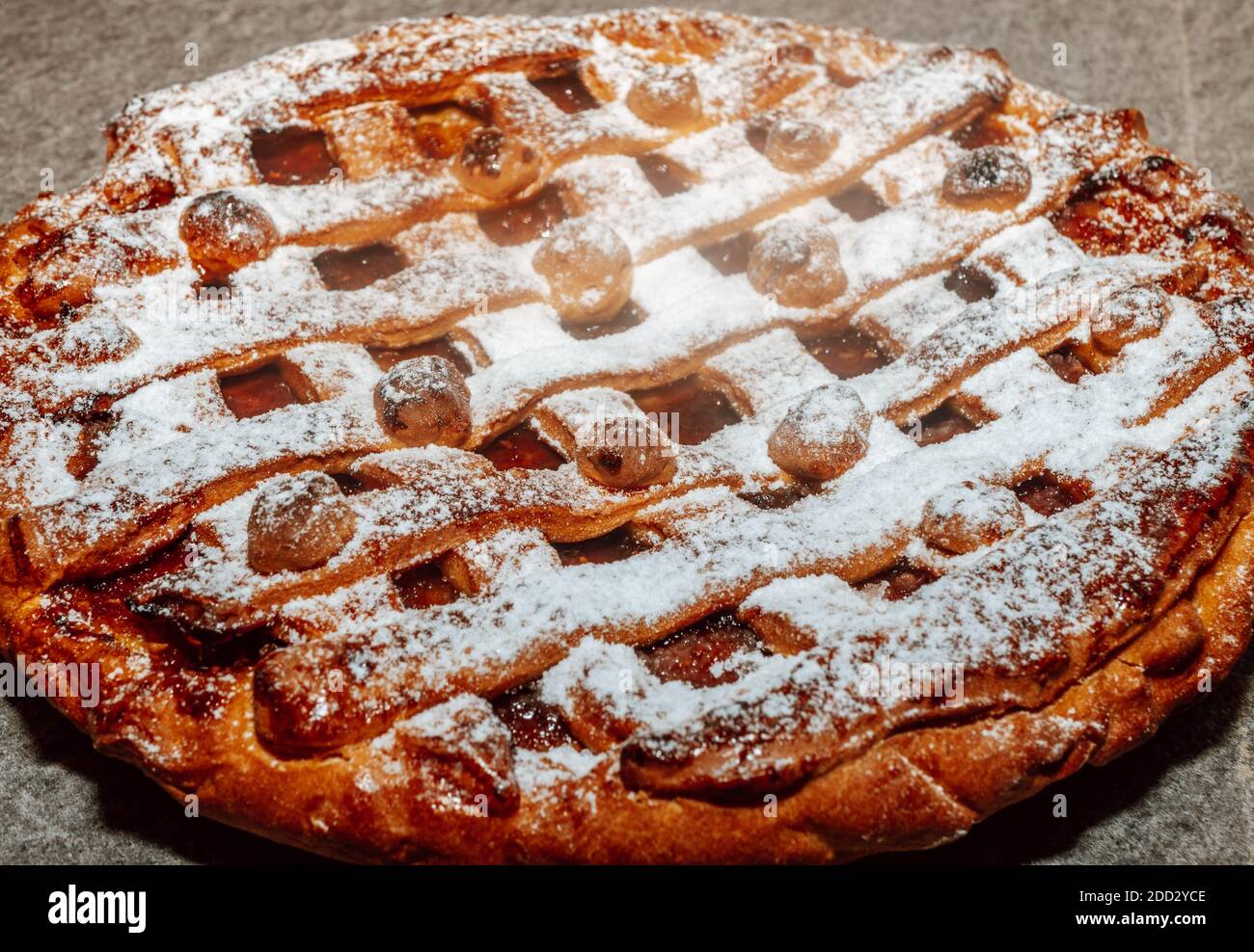 In casa torte di mele su sfondo rustico, vista dall'alto, copia dello spazio. Classic autunno ringraziamento dessert di pasticceria - organici la torta di mele. Foto Stock