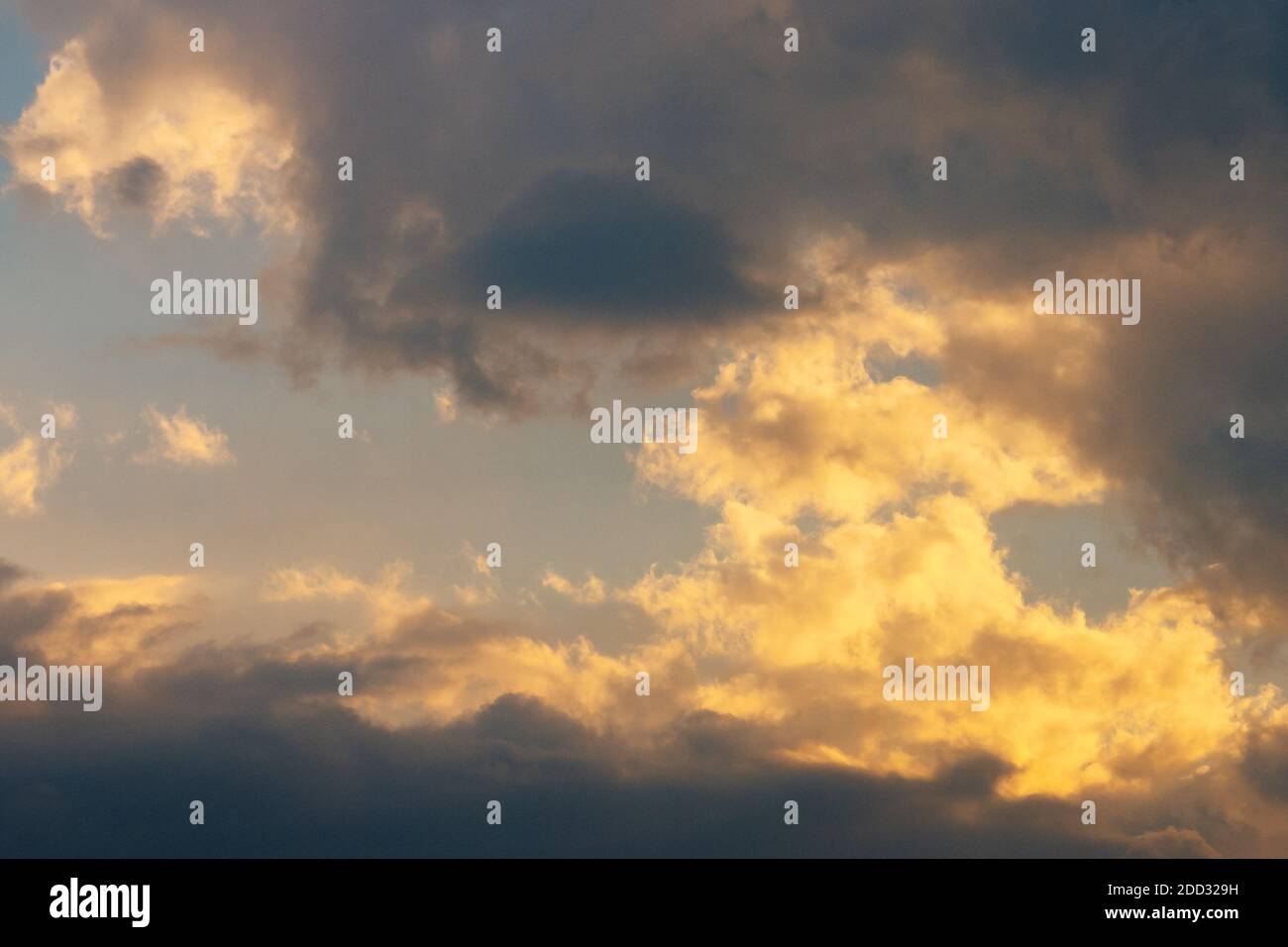nuvole incandescenti sul cielo di sera, splendido sfondo naturale Foto Stock
