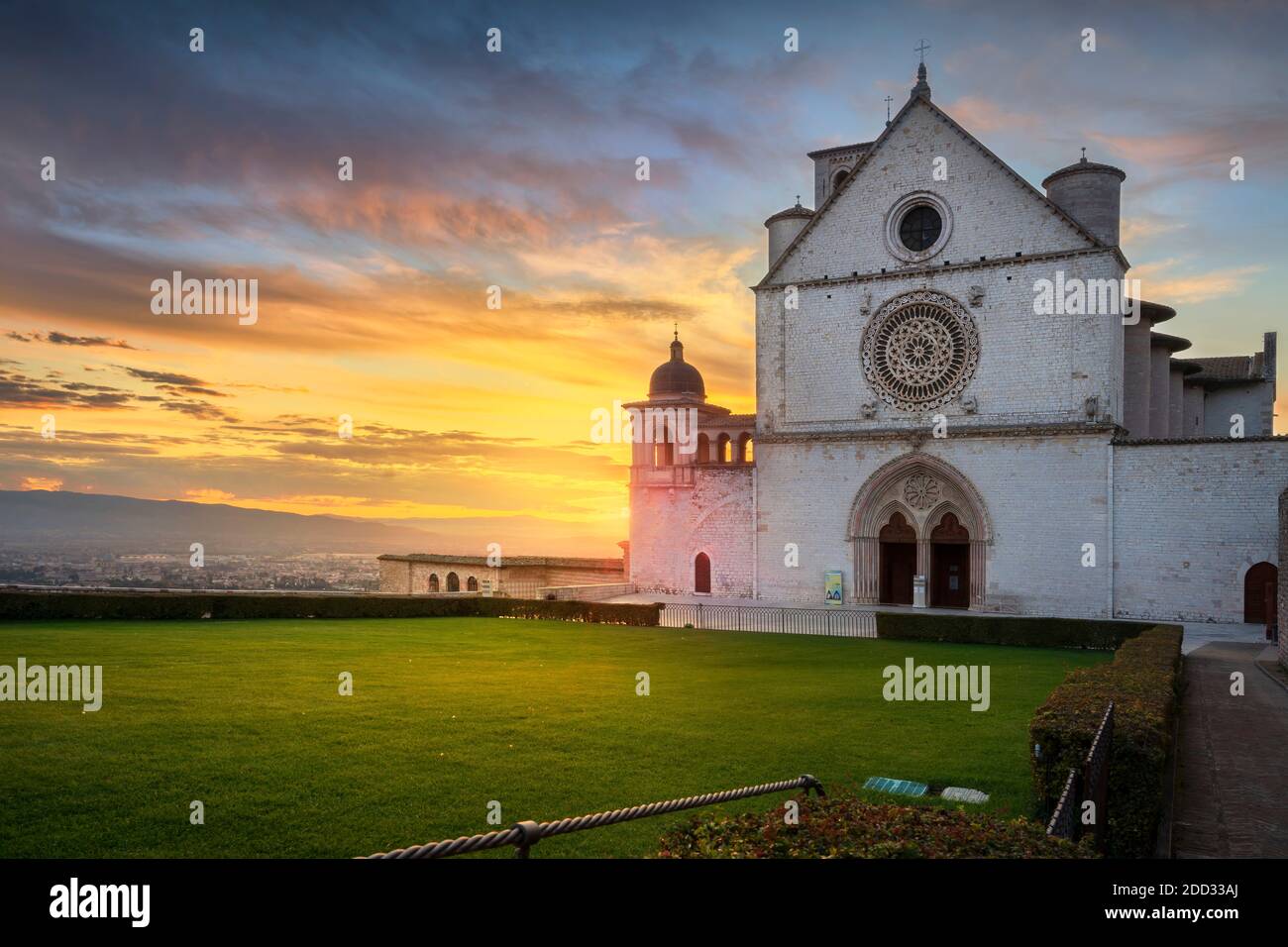 Assisi, San Francesco o la chiesa superiore della Basilica di San Francesco al tramonto. Perugia, Umbria, Italia, Europa. Foto Stock