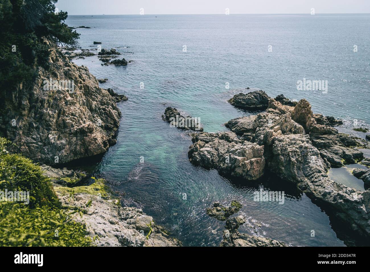 Stagcape con alcune rocce sull'acqua in Costa Brava Foto Stock