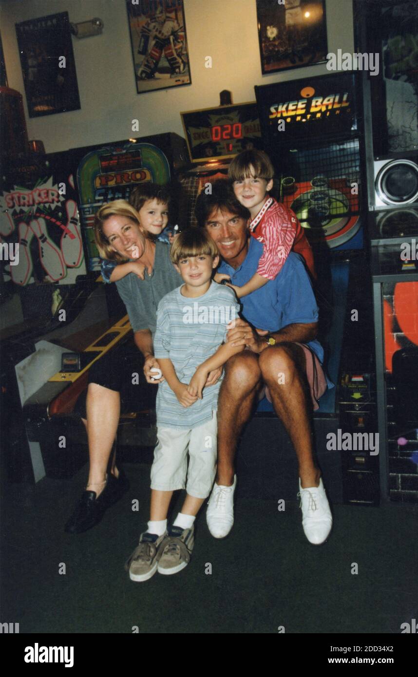 Il tennista americano Chris Evert con il marito Andy Mill e i bambini, 1999 anni Foto Stock