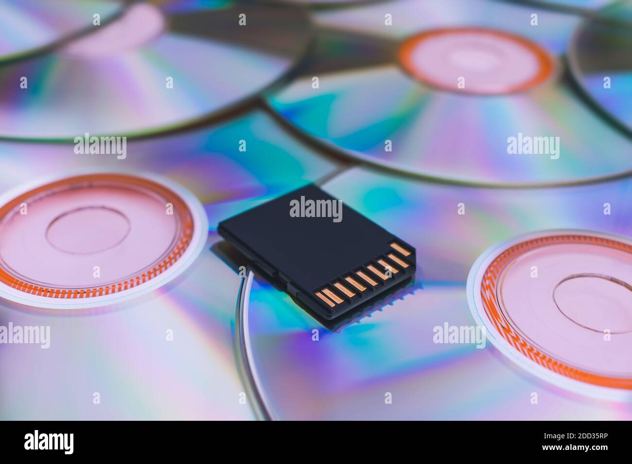 Memorizzazione moderna delle informazioni su un'unità flash rispetto ai vecchi dischi. Una moderna unità flash si trova su vecchi CD primo piano Foto Stock
