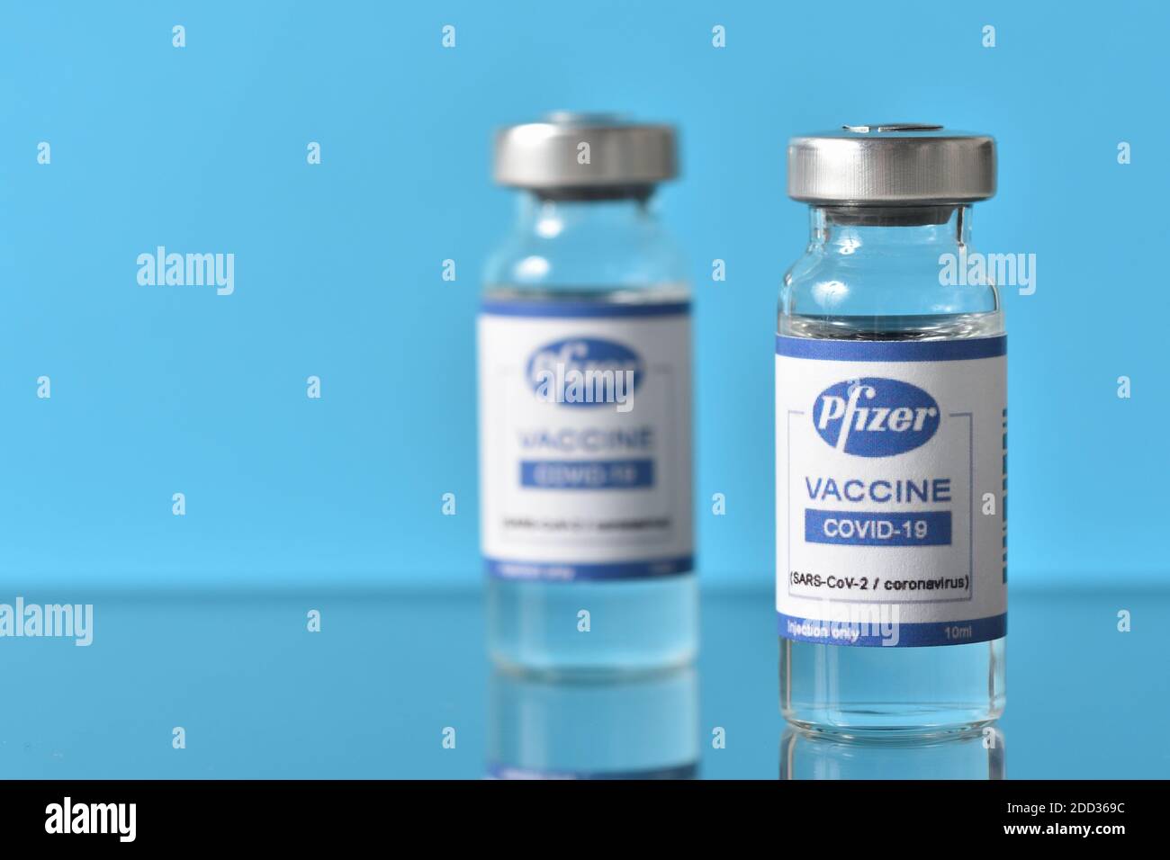 STARIY OSKOL, RUSSIA - 23 NOVEMBRE 2020: Vaccino del coronavirus annunciato da Pfizer e Biontech su sfondo blu Foto Stock