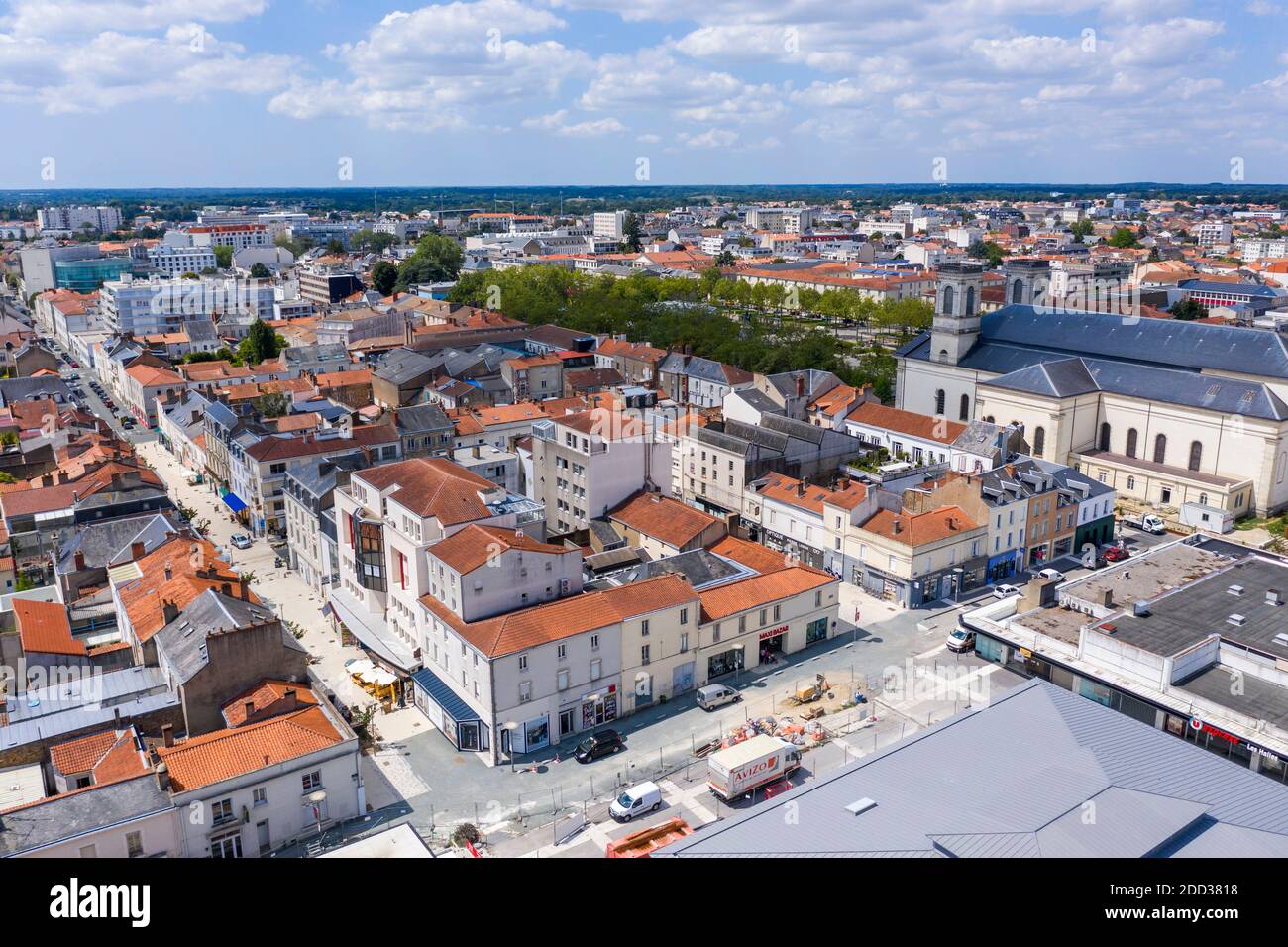 La Roche-sur-Yon (Francia occidentale): Vista aerea del centro della città, la piazza del mercato e la via "rue des Halles". Vista sul tetto della città; vero estat Foto Stock
