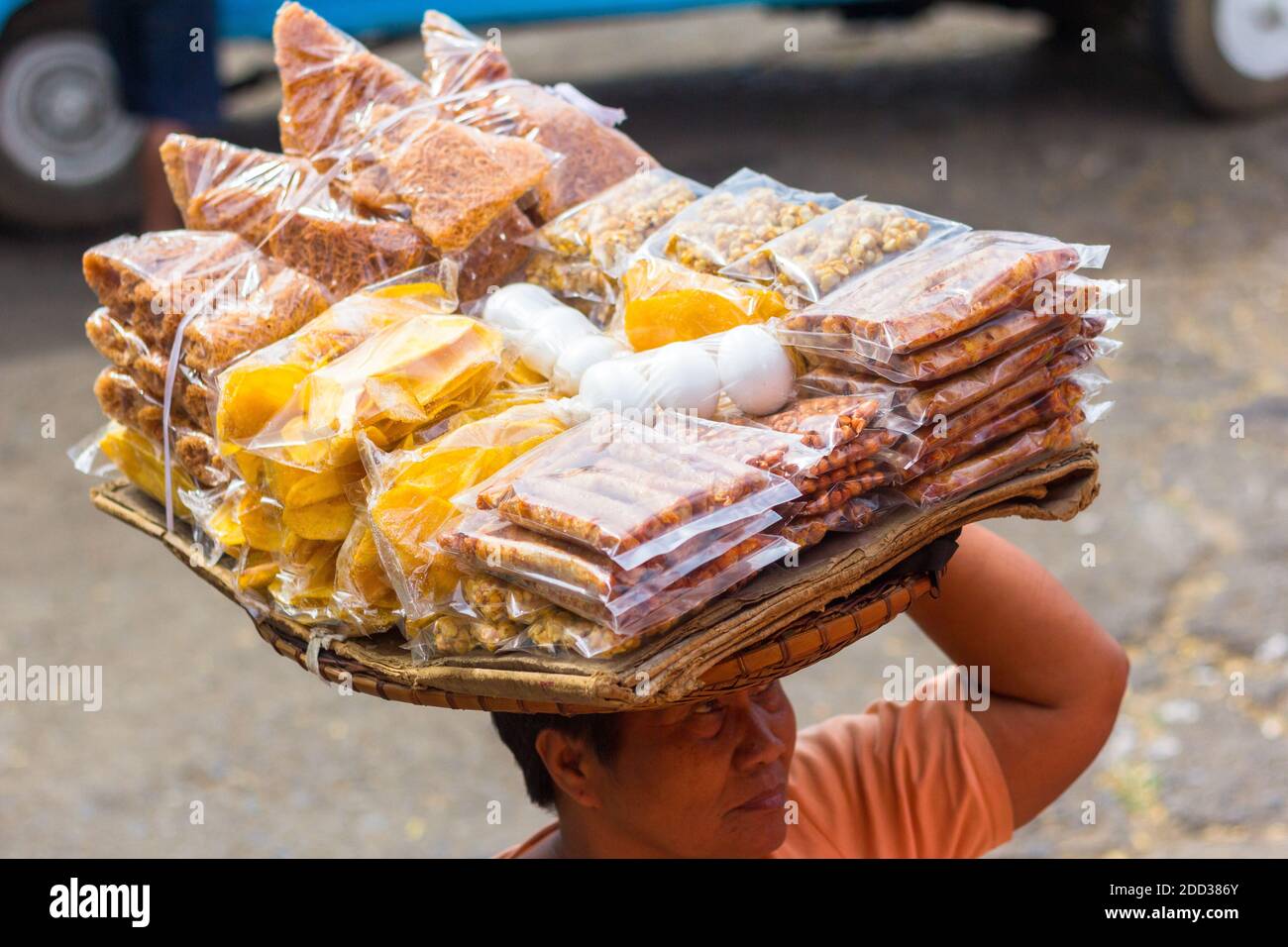 Prelibatezze e dolci locali presso il terminal degli autobus di Zamboanga, Filippine Foto Stock