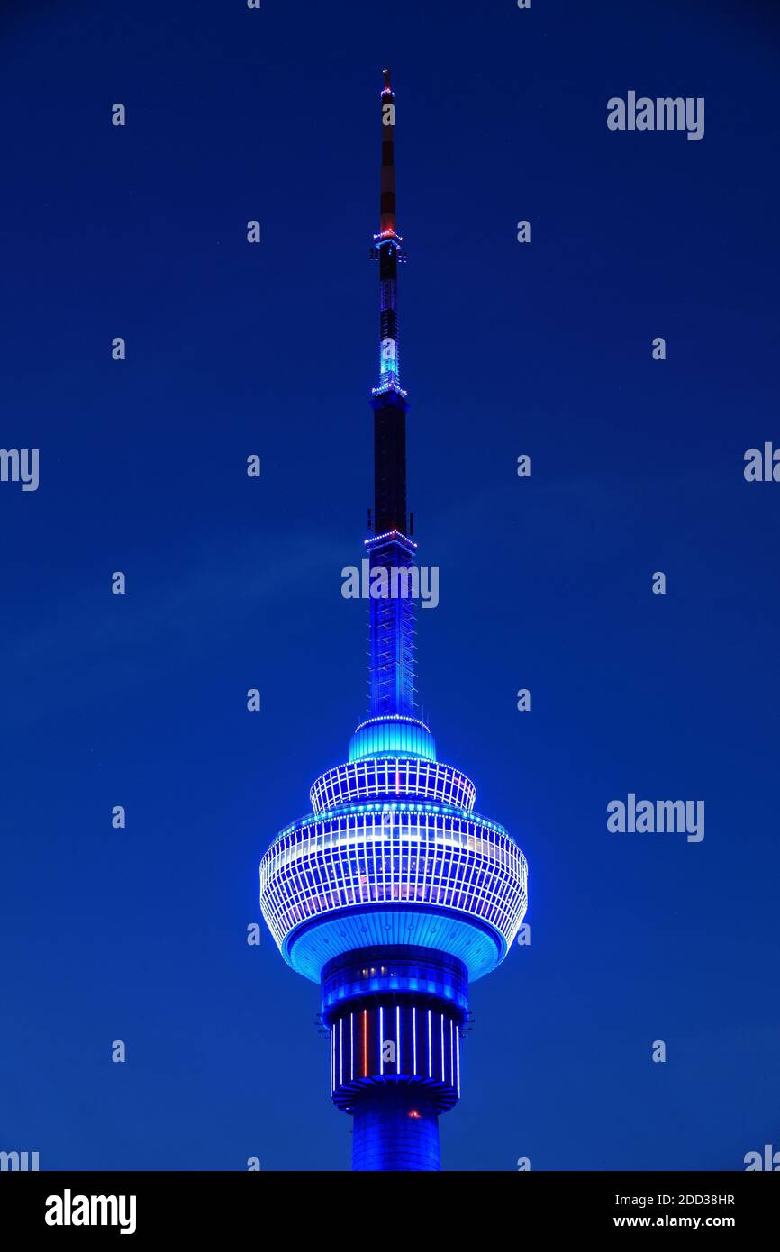 Il ristorante girevole della torre della televisione centrale Foto Stock