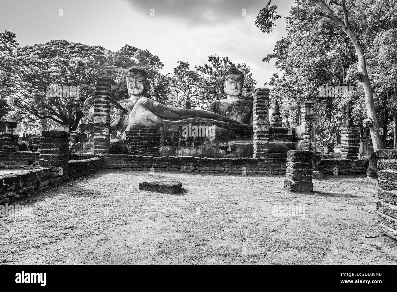 Simbolo dell'immagine del Buddha fatta di antichi mattoni nel Parco storico di Kamphaeng Phet, Thailandia. Bianco e nero Foto Stock