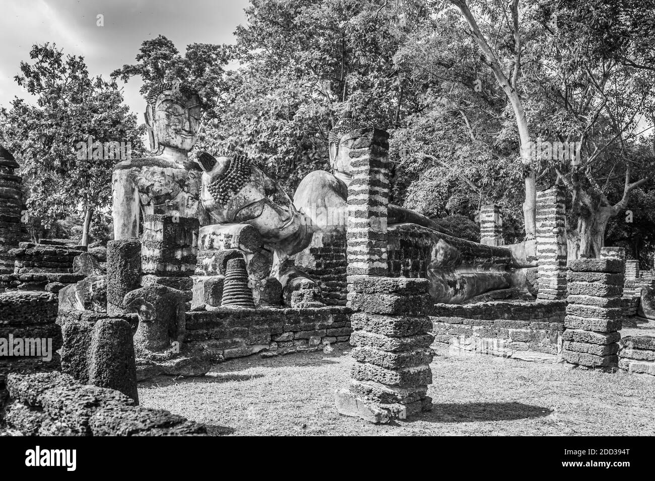 Simbolo dell'immagine del Buddha fatta di antichi mattoni nel Parco storico di Kamphaeng Phet, Thailandia. Bianco e nero Foto Stock