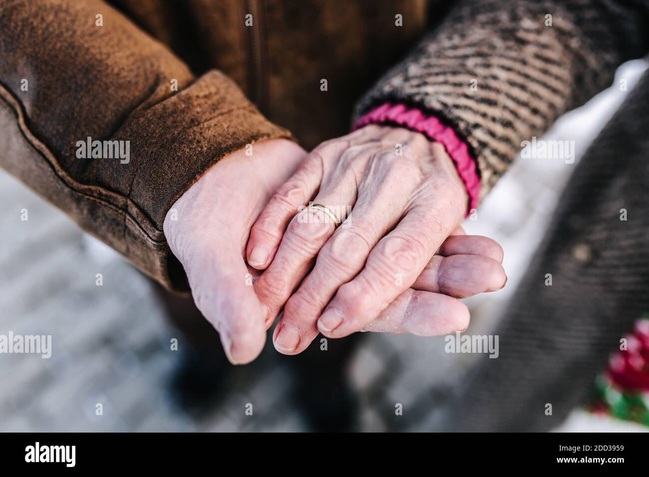 Mani di closeup di anziani. Maschio e femmina. Coppia. Nonno e nonna. Amore per sempre Foto Stock