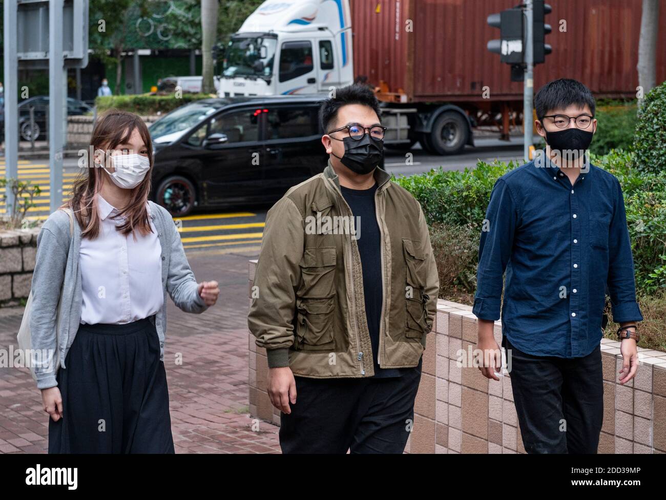 Agnes Chow Ting (L), Ivan Lam Long Ying (C) e Joshua Wong Chi-fung (R) arrivano al West Kowloon Law Courts Building il 2020 novembre a Hong Kong, Cina. Gli attivisti pro-democrazia Joshua Wong, Ivan Lam e Agnes Chow sono stati incarcerati dopo aver dichiarato colpevoli di aver incitato e organizzato un'assemblea non autorizzata legata alla protesta dell'anno scorso. Foto Stock