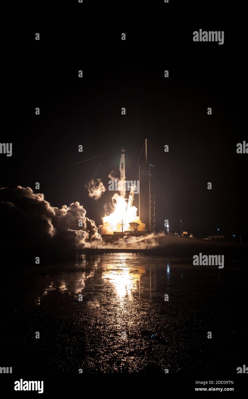 KENNEDY SPACE CENTER, FL, USA - 15 novembre 2020 - UN razzo SpaceX Falcon 9 si solleva alle 19:27 EST dal complesso di lancio 39A al Kennedy Space della NASA Foto Stock