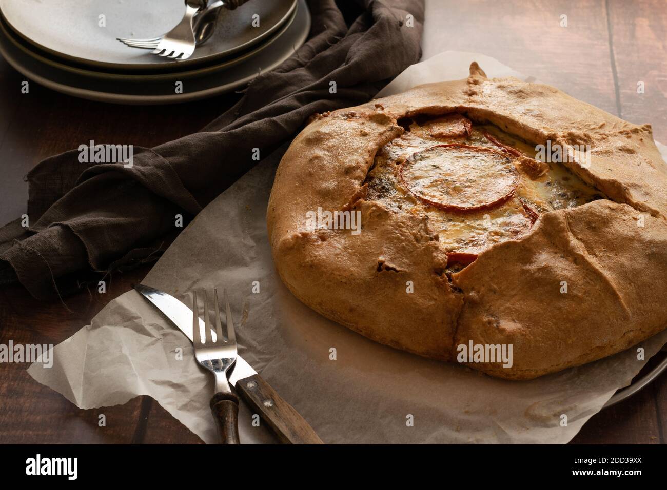 Pronto a mangiare torta al sale con verdure, pasto tradizionale fatto in casa Foto Stock
