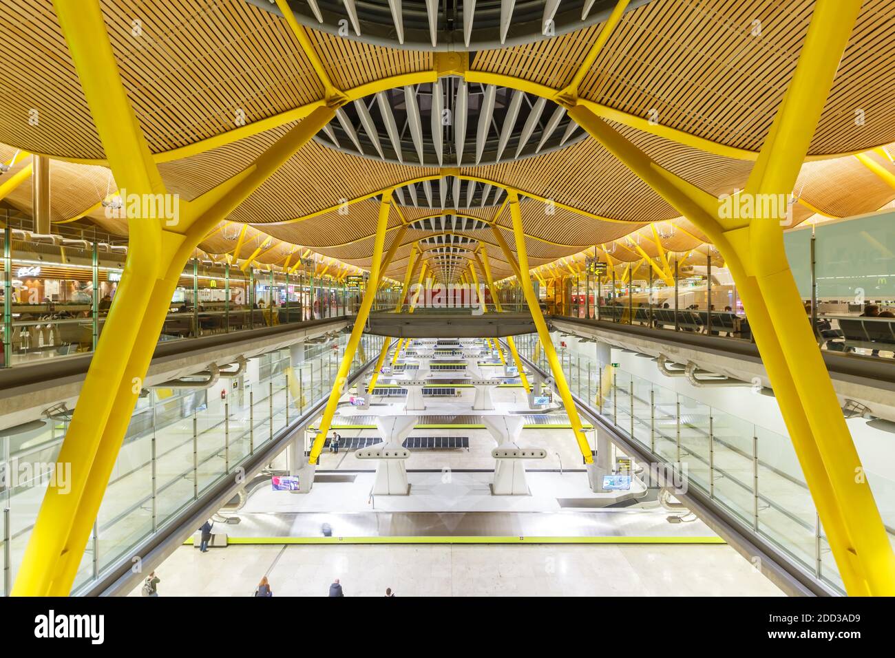 Madrid, Spagna - 21 novembre 2019: Terminal 4 dell'aeroporto Barajas di Madrid in Spagna. Foto Stock