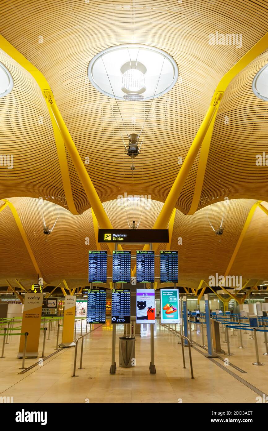 Madrid, Spagna - 21 novembre 2019: Terminal 4 dell'aeroporto Barajas di Madrid in Spagna. Foto Stock