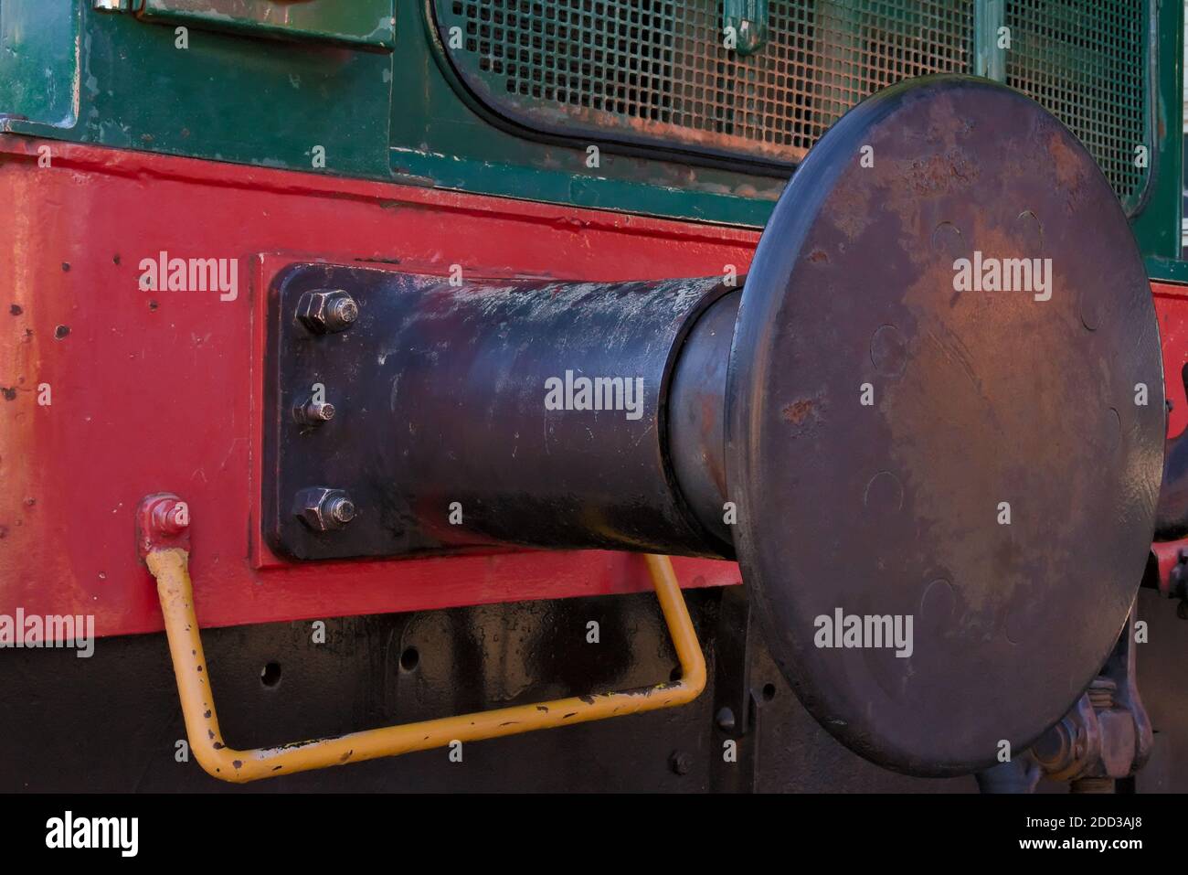 Tampone del treno ferroviario in ferro usurato con vernice nera, primo piano. Foto Stock