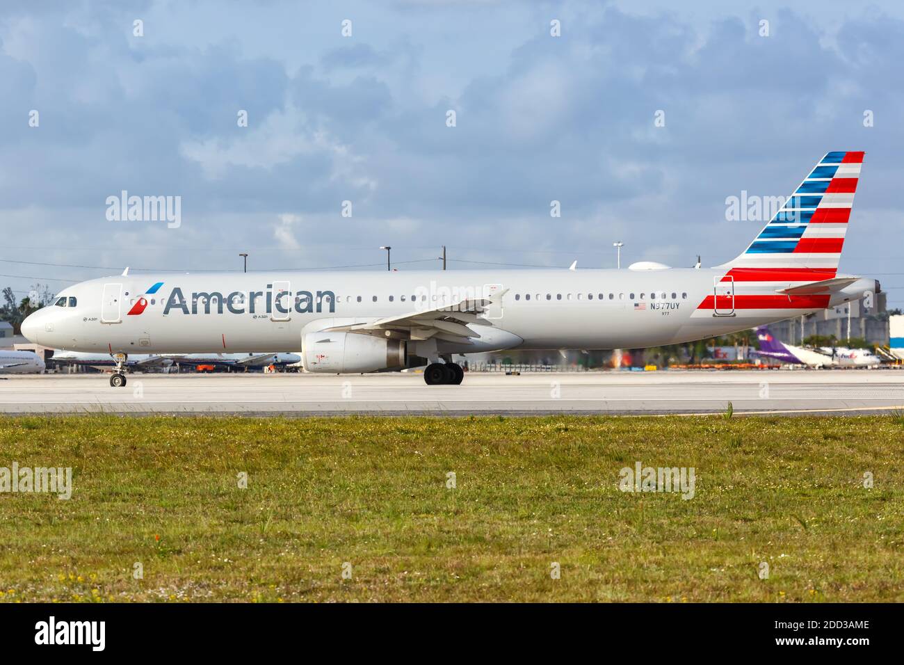 Miami, Florida - 6 aprile 2019: Aereo American Airlines Airbus A321 all'aeroporto di Miami in Florida. Airbus è un costruttore europeo di aeromobili basato su i. Foto Stock