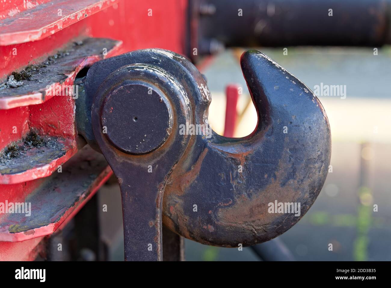 Potente e arrugginito attacco a gancio in acciaio su un vecchio treno. . Foto di alta qualità Foto Stock