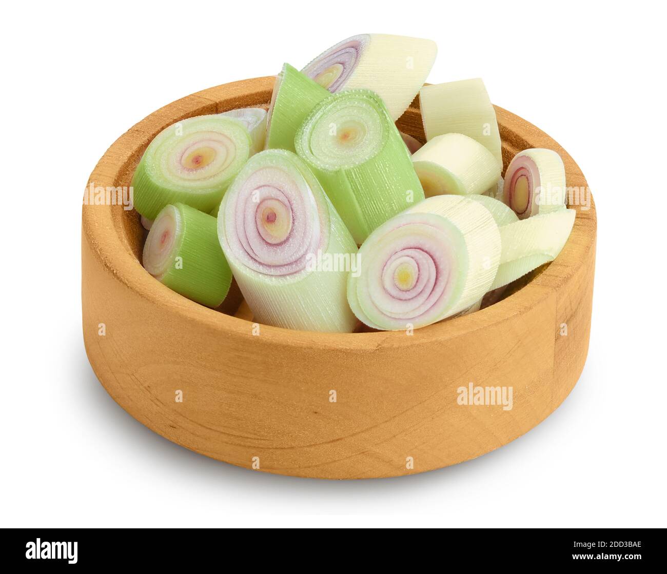 Fette fresche di citronella in ciotola di legno isolate su sfondo bianco con percorso di ritaglio e piena profondità di campo. Foto Stock Fette fresche di citronella in ciotola di legno isolate su sfondo bianco con percorso di ritaglio e piena profondità di campo. Foto Stock