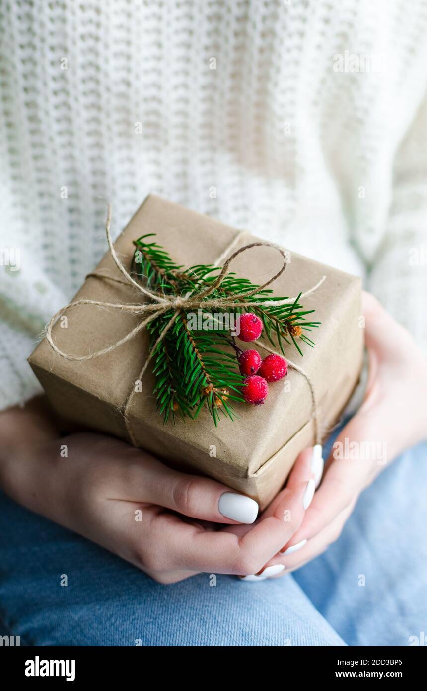 Womans mani tenere il Natale o il nuovo anno decorato confezione regalo. Buon Natale concetto. Stagionale della scheda Messaggi di saluto. Buone vacanze. Foto Stock