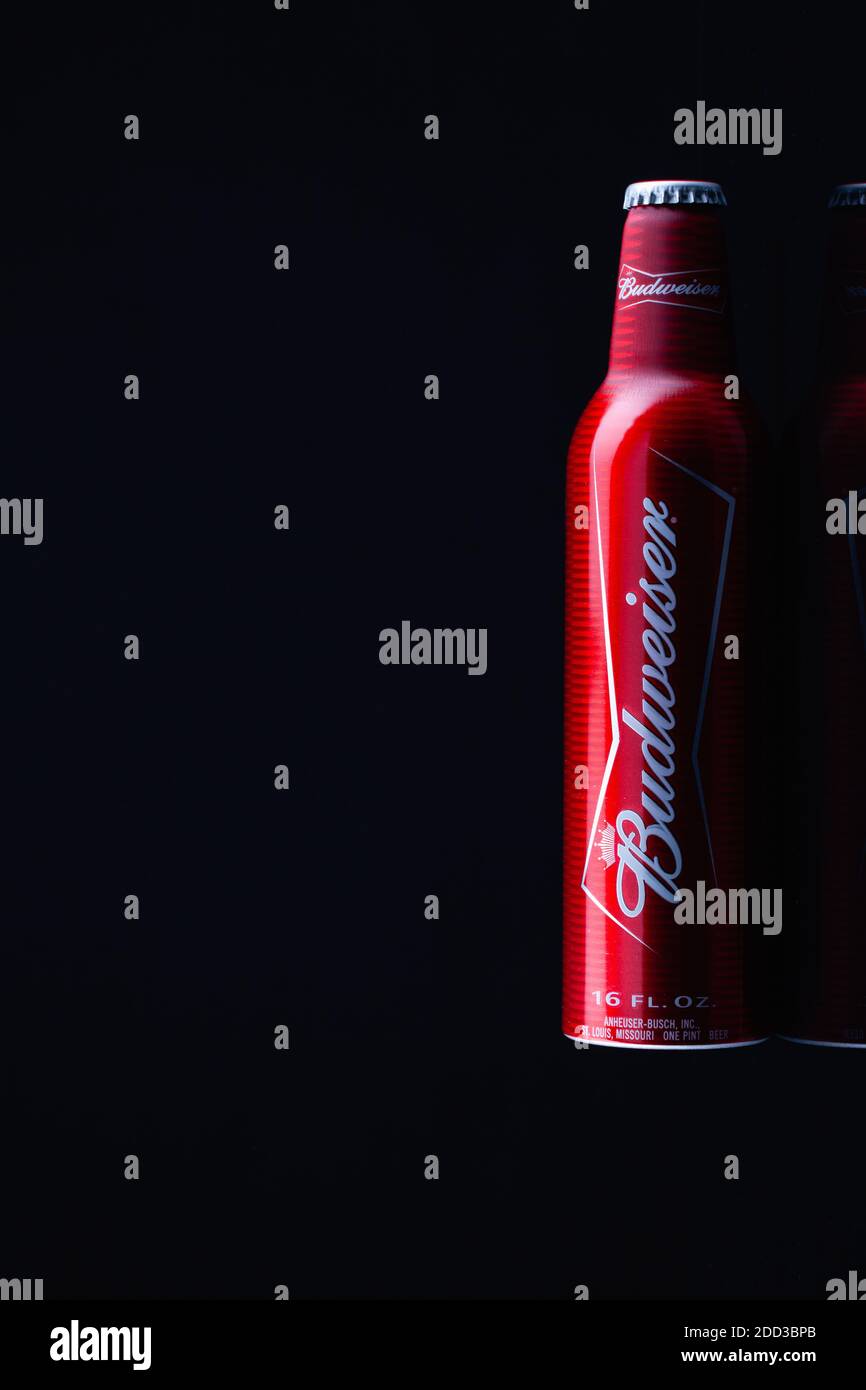 Praga, Repubblica Ceca - 8 Novembre 2020: Bottiglia di birra Budweiser marchio su sfondo nero studio. La birra Budweiser in una lager americana ha introdotto per la prima volta Foto Stock