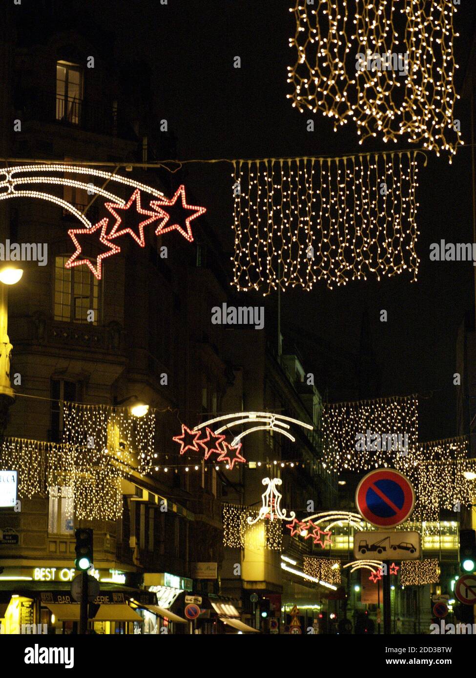 PARIGI NATALE TEMPO STREET LUCI DI NOTTE - PARIGI STREET - COLORE FOTOGRAFIA DI STRADA © F.BEAUMONT Foto Stock