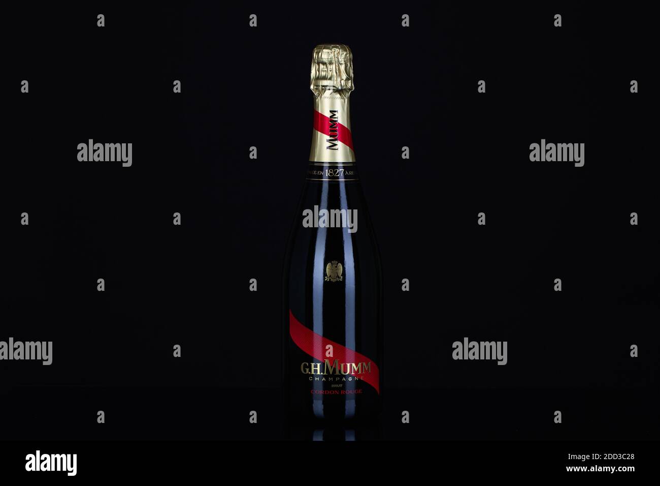 Praga, Repubblica Ceca - 24 Novembre 2020: G.H.Mumm Champagne. G. H. Mumm & Cie, situato a Reims, nel nord della Francia, è uno dei più grandi Champagne Foto Stock