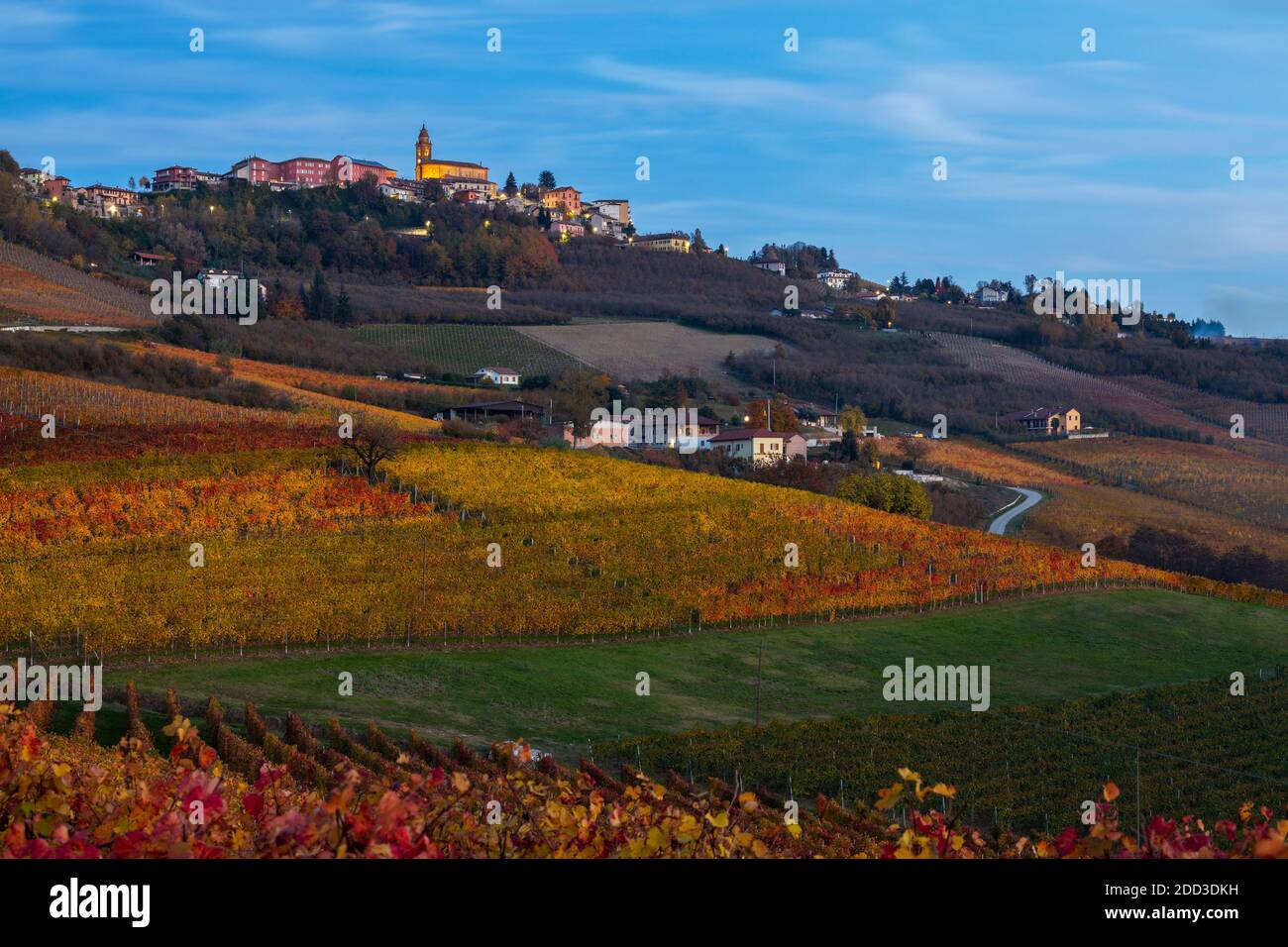 Diano D'Alba illuminato al tramonto in autunno, Cuneo, Langhe e Roero, Piemonte, Italia, Europa meridionale Foto Stock