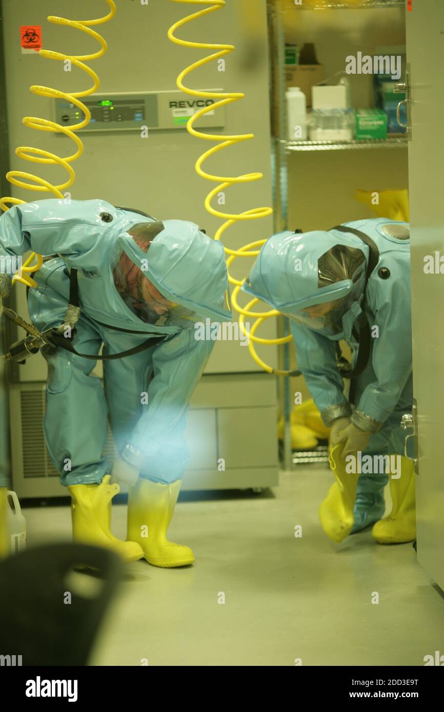 Canada/Winnipeg/SCHAH /Centro scientifico per la salute umana e animale due scienziati nel suo vestito protettivo . Foto Stock