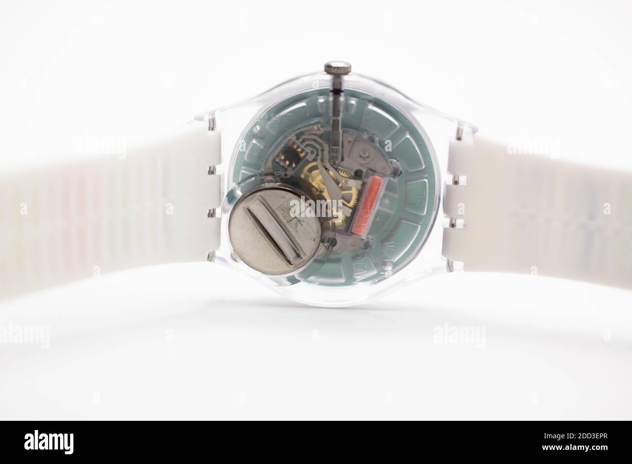Parigi, Francia 07.10.2020 - scomparto batteria cassa orologio al quarzo  Swatch Foto stock - Alamy
